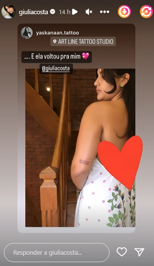 Giulia Costa faz tatuagem com a letra da irmã, Olívia
