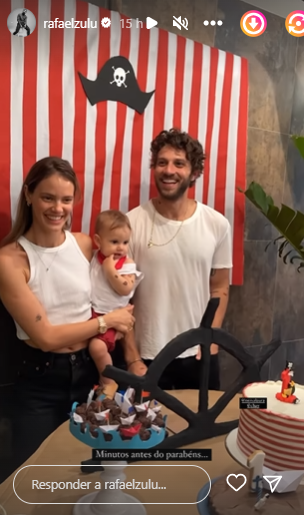 Laura Neiva e Chay Suede celebram um aninho do filho
