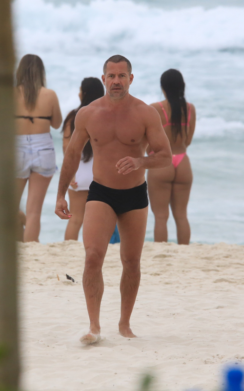 O ator Malvino Salvador foi fotografado apenas de roupa de banho aproveitando final de semana de praia no Rio de Janeiro 
