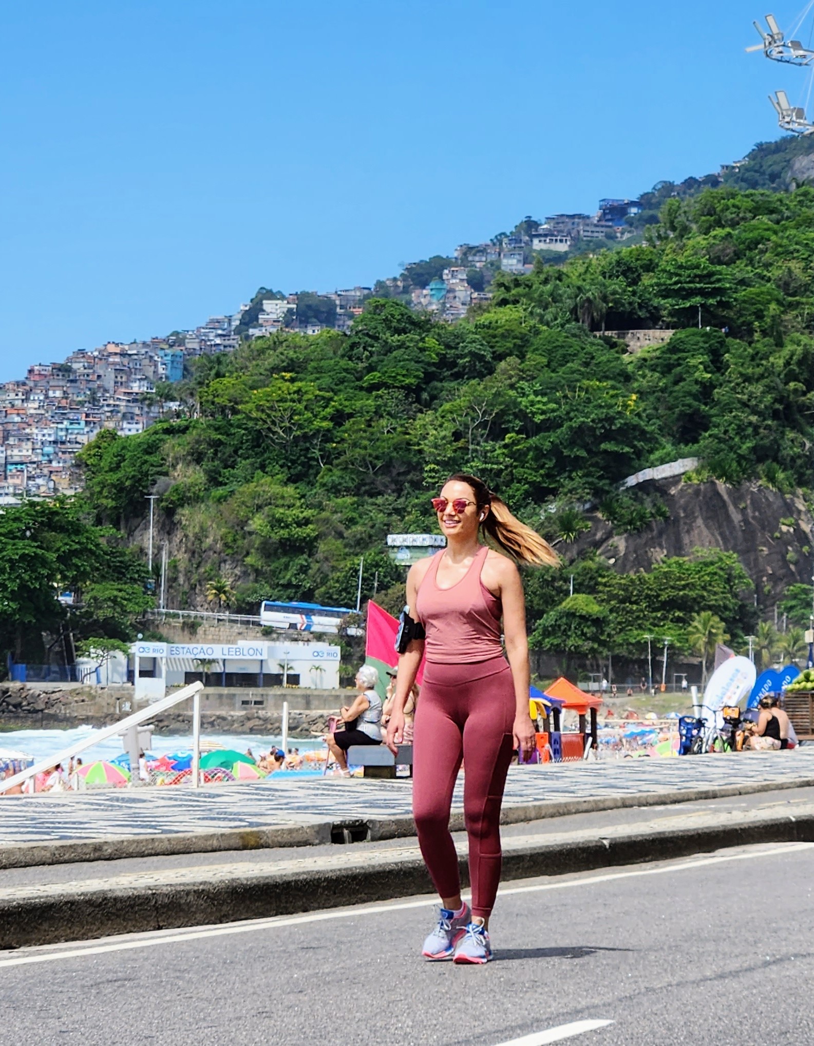 Patrícia Poeta caminha na orla da zona sul do Rio. Fotos: Dan Delmiro/Ag News
