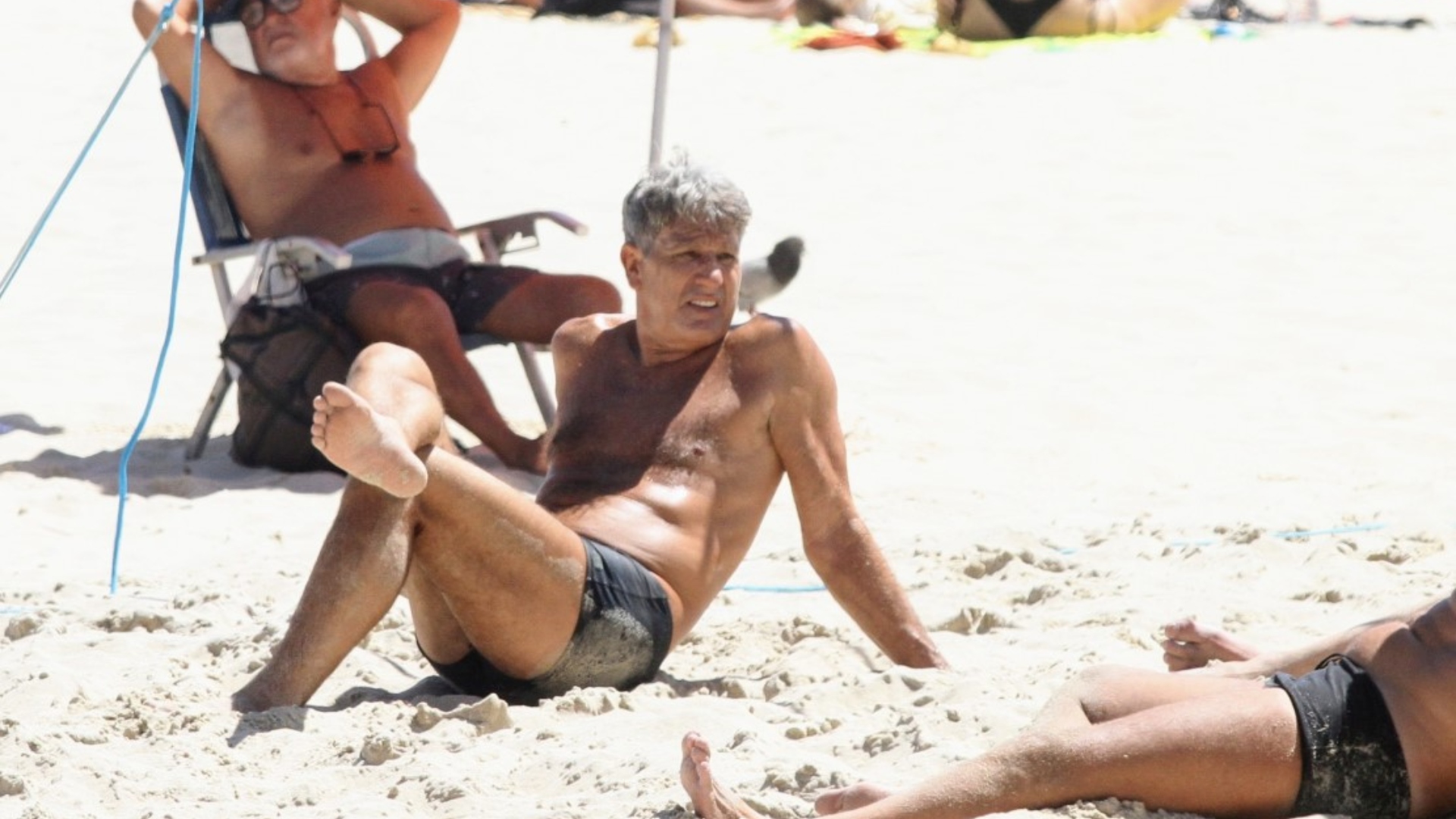Renato Gaúcho curtindo dia de praia - Créditos: Dan Delmiro / AgNews