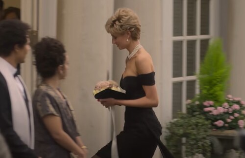Na noite da transmissão de entrevista de Príncipe Charles, Diana vestiu vestido ousado