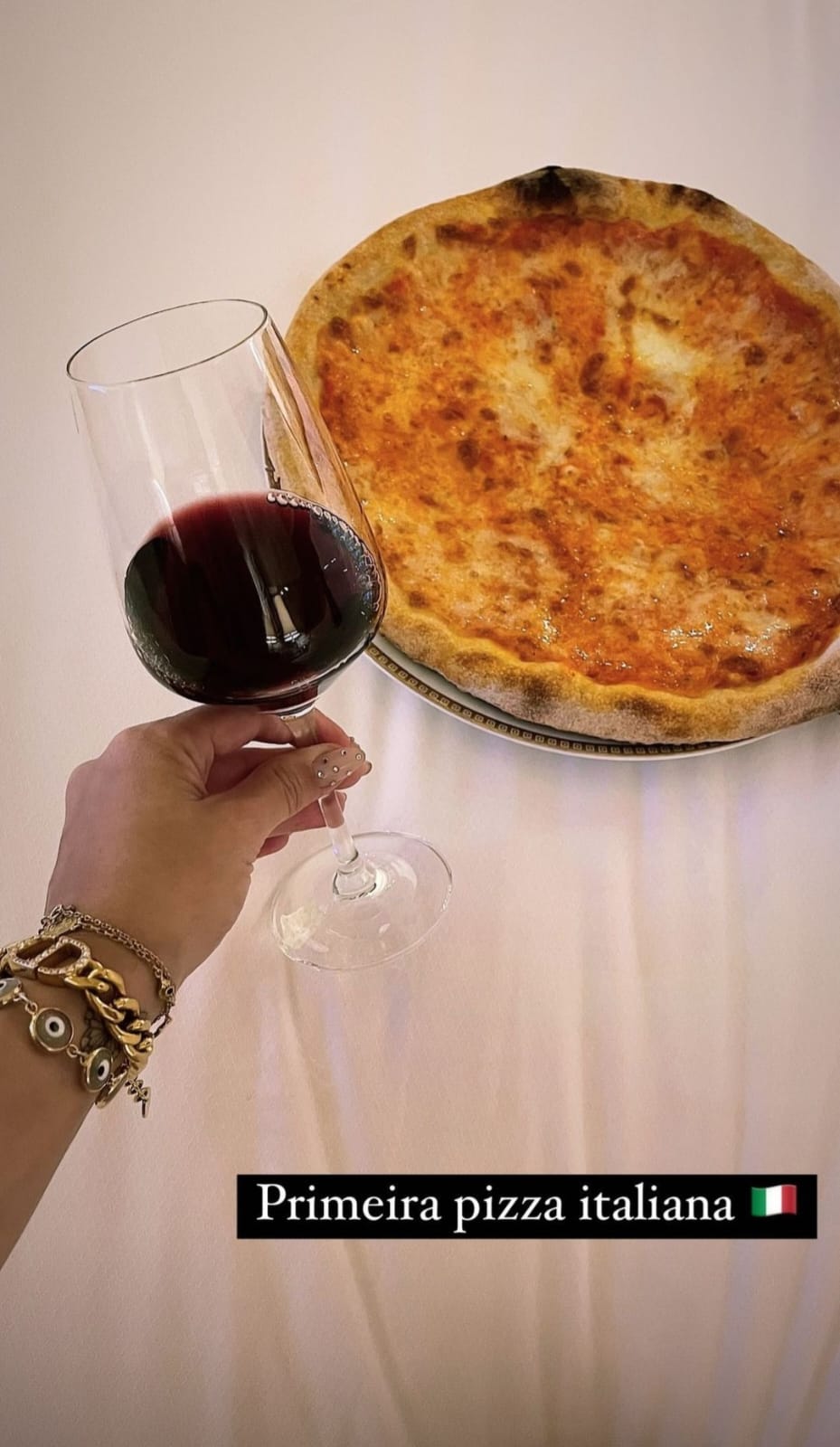 Carla Diaz come pizza diretamente de Milão, na Itália - Instagram