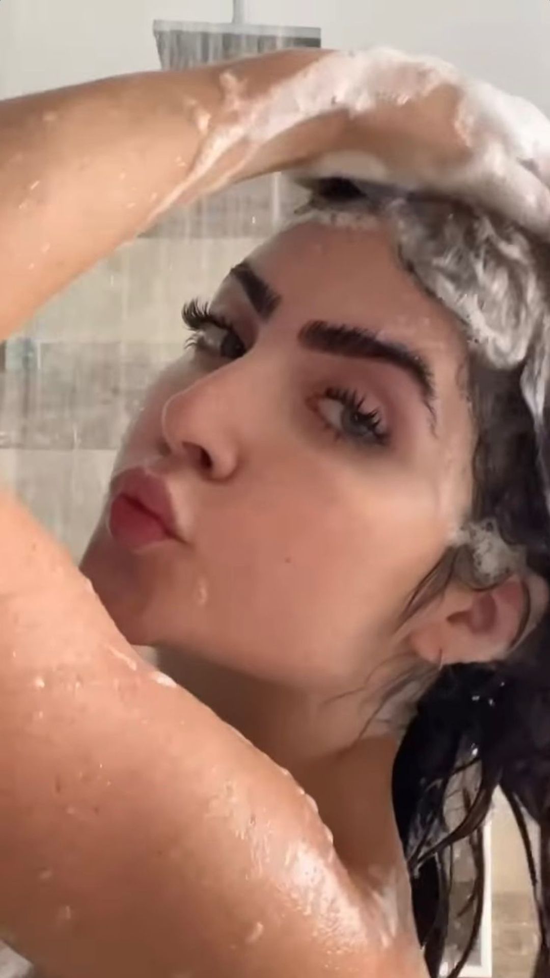 Jade Picon chama atenção com vídeo de banho