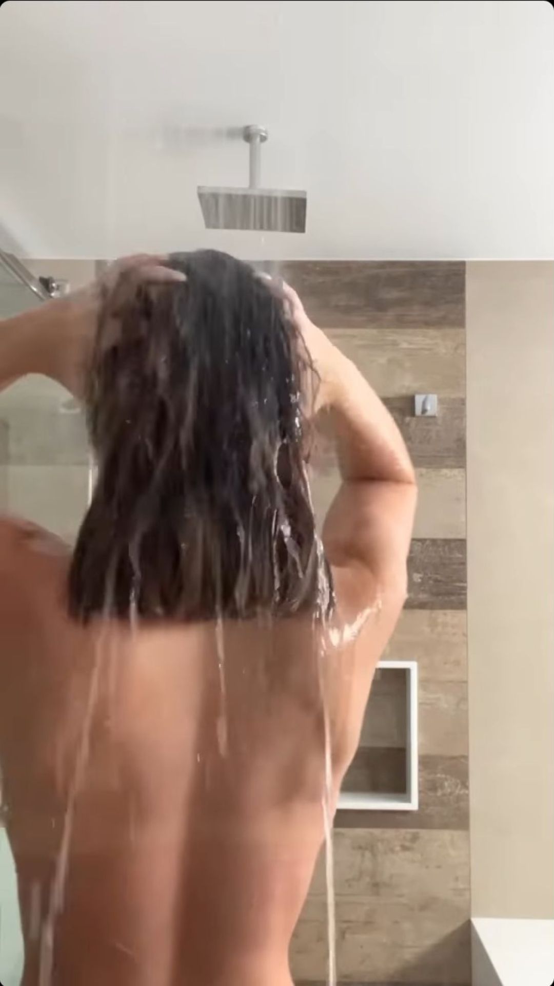 Jade Picon chama atenção com vídeo de banho
