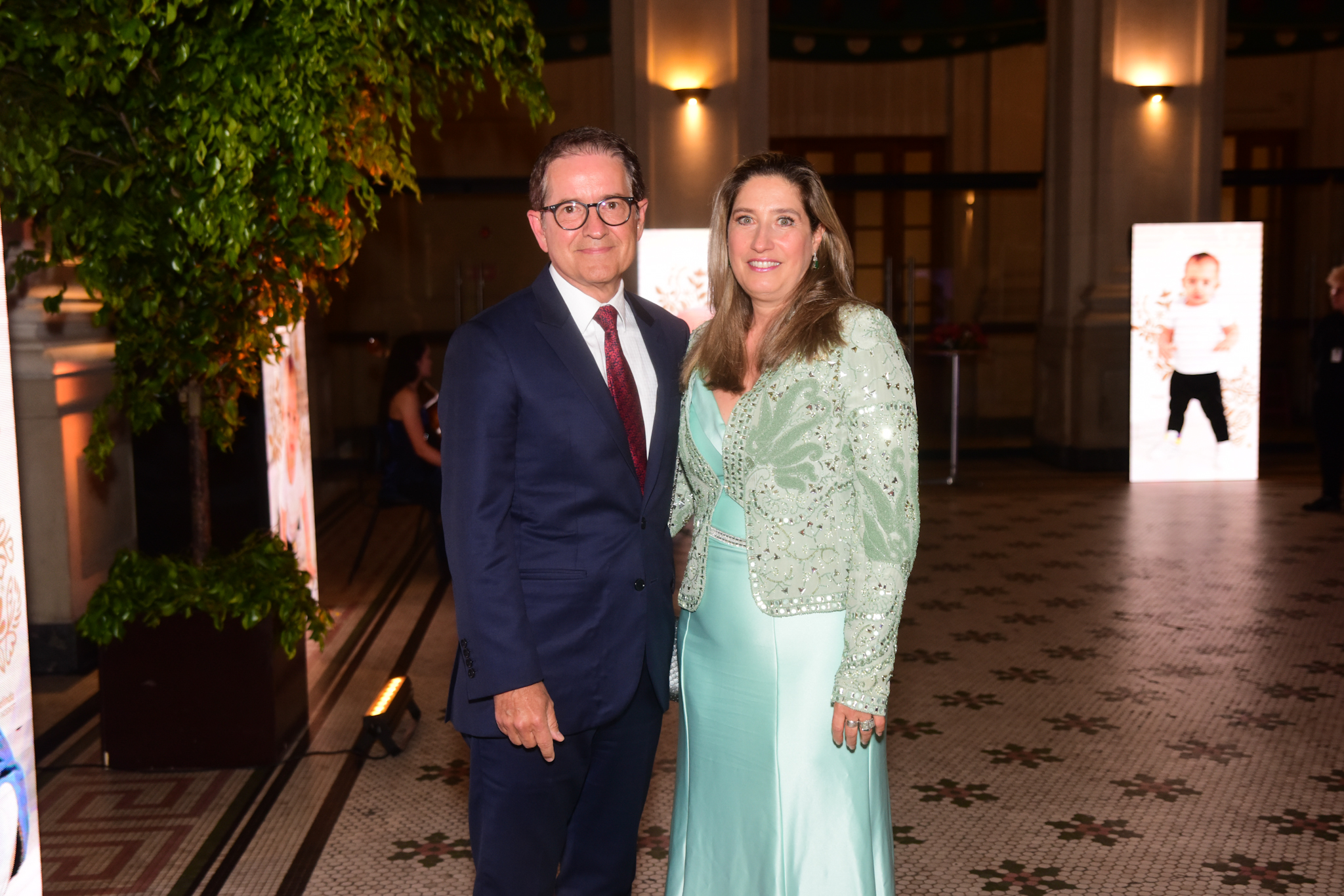 Carlos Tramontina surge com a esposa em evento de gala