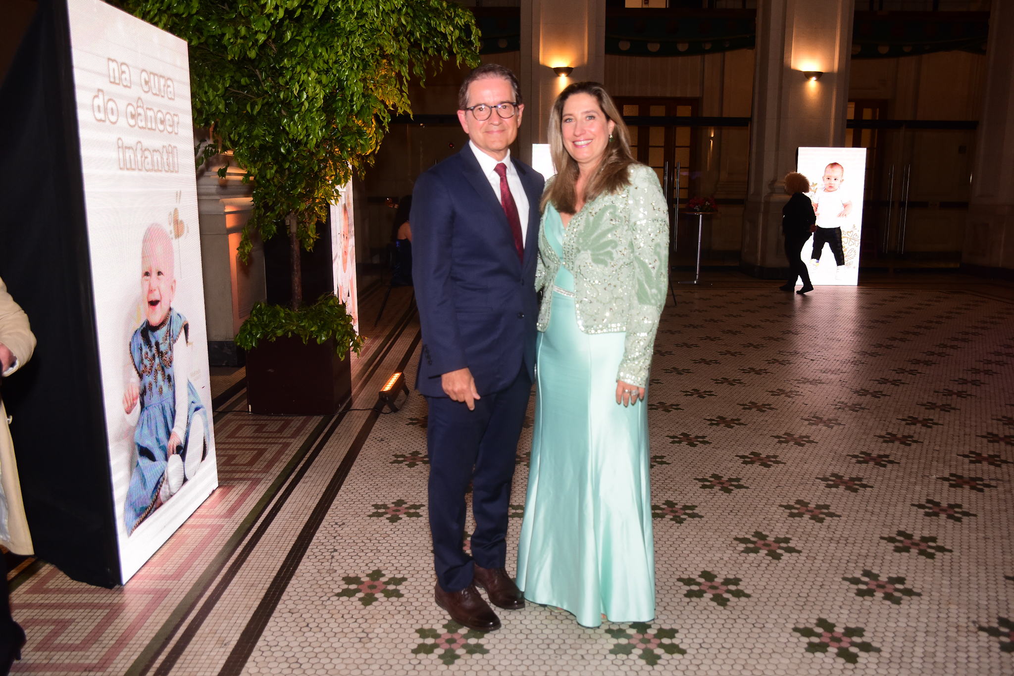Carlos Tramontina surge com a esposa em evento de gala