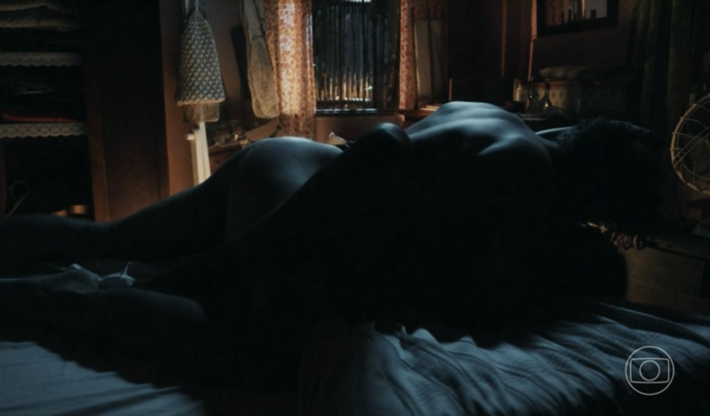 Ator Chay Suede em cena de sexo mostrando o bumbum com atriz Lucy Alves