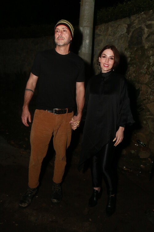 Alexandre Nero, que reprisa seu papel de Stênio da novela “Salve Jorge”, apareceu de camiseta preta e calça marrom ao lado da esposa Karen Brusttolin. 