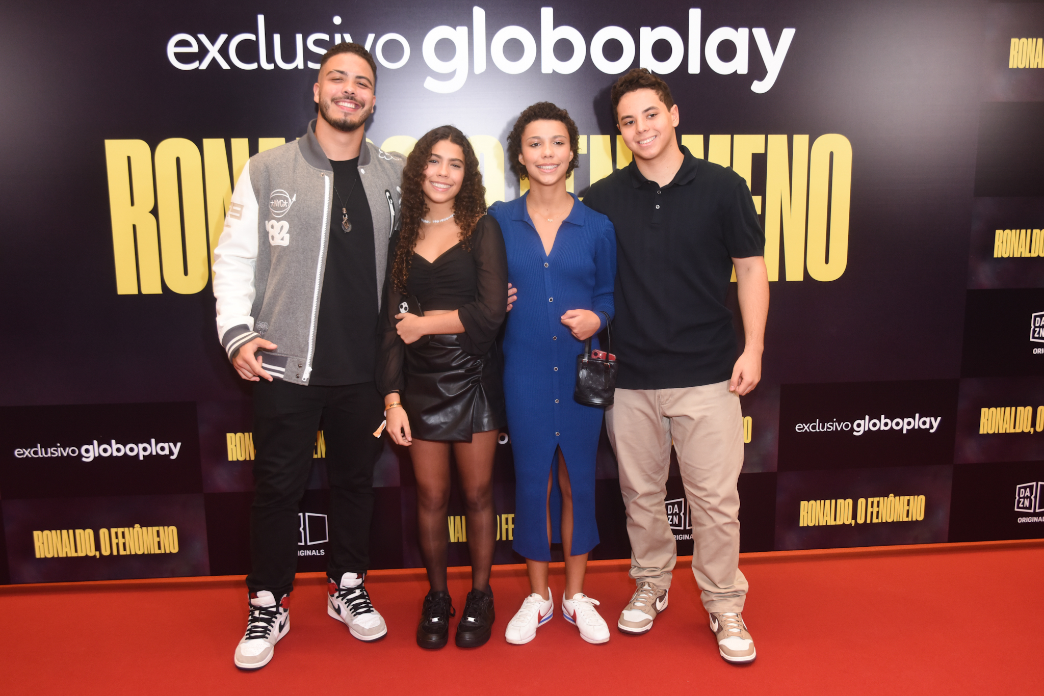 Ronaldo Fenômeno recebe a família em lançamento de documentário