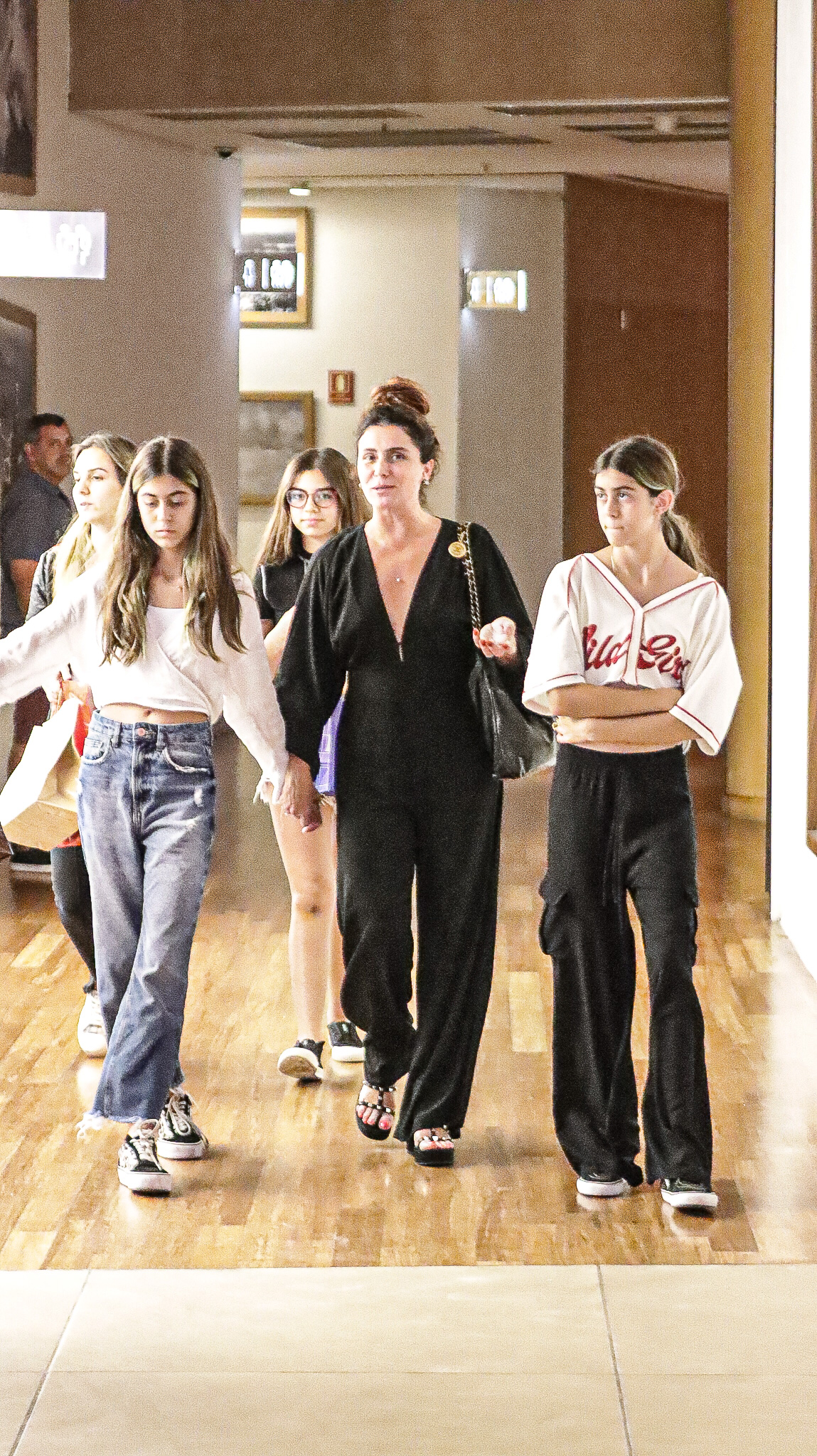 Giovanna Antonelli curte passeio com as filhas gêmeas