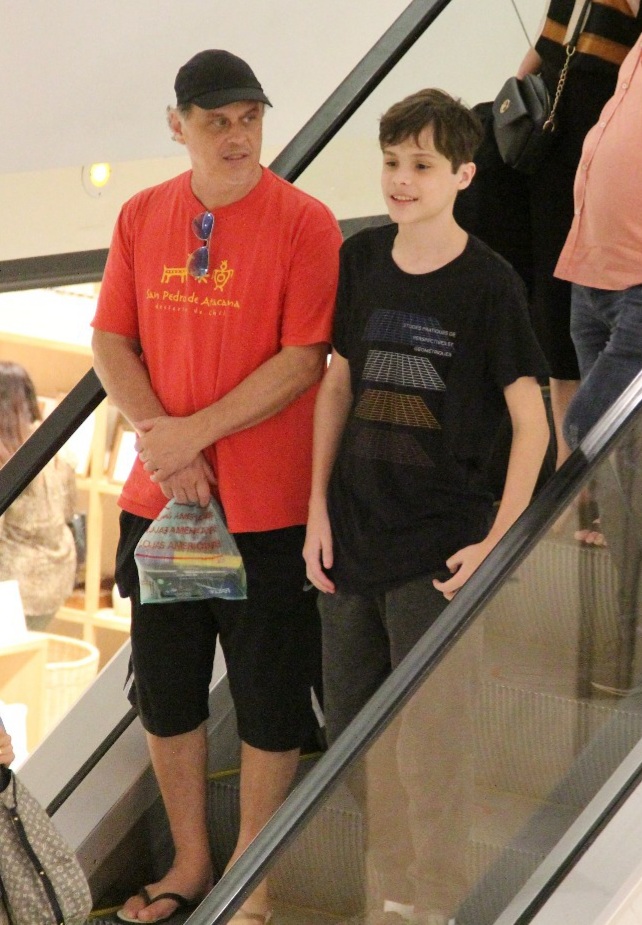 Guilherme Fontes curte passeio no shopping com o filho, Carlos