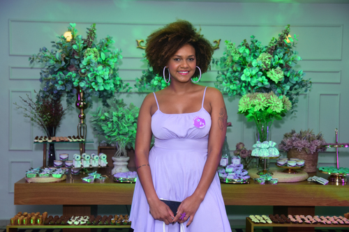 Já a bióloga Jessilane Alves usava um elegante vestido lilás. 