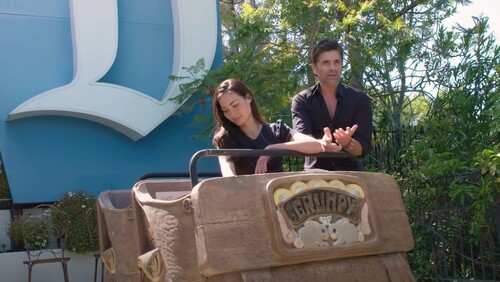 o artista conhecido pela série Três É Demais não só possui uma placa gigantesca da Disney World mas também um carrinho de uma das atrações do parque. 