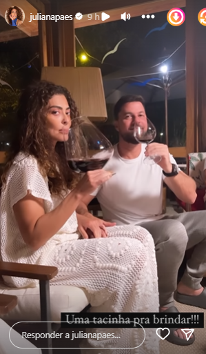 Juliana Paes posa tomando vinho com o marido