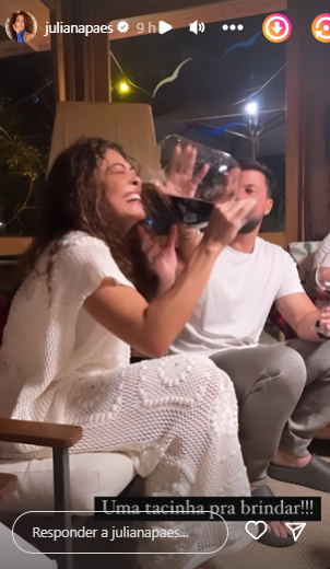 Juliana Paes posa tomando vinho com o marido
