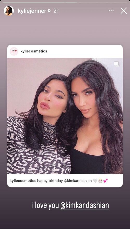 Kylie Jenner também desejou um feliz aniversário à irmã, ao publicar nos stories de seu Instagram uma foto das duas e escrever: “Eu te amo”. 