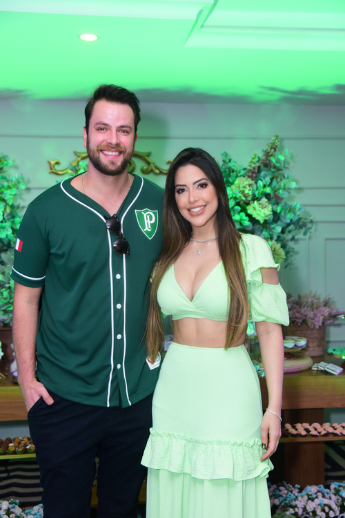 Laís Caldas e Gustavo Marsengo, casal formado no BBB 22, aparecaram ambos vestindo verde. 