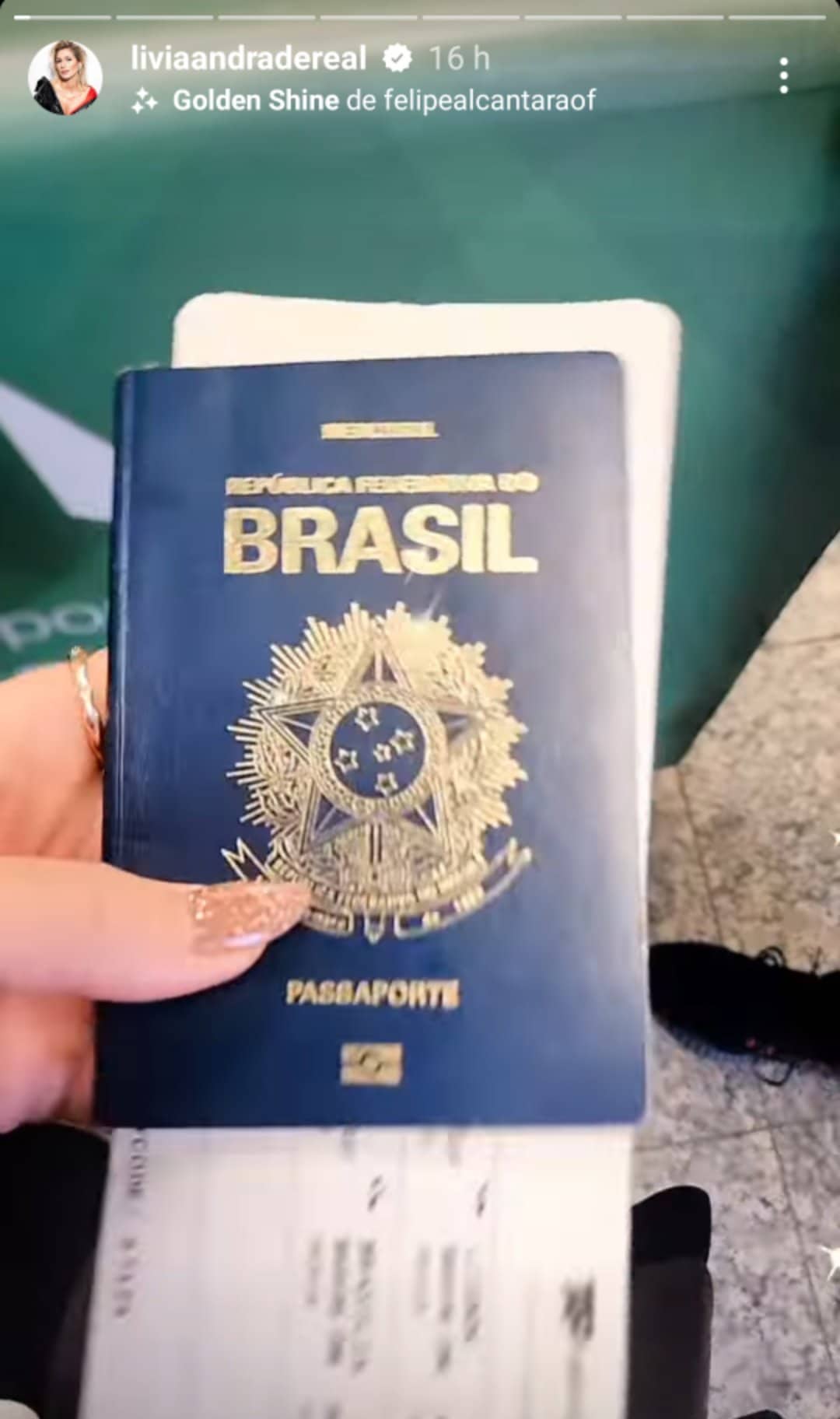 Lívia Andrade viajando