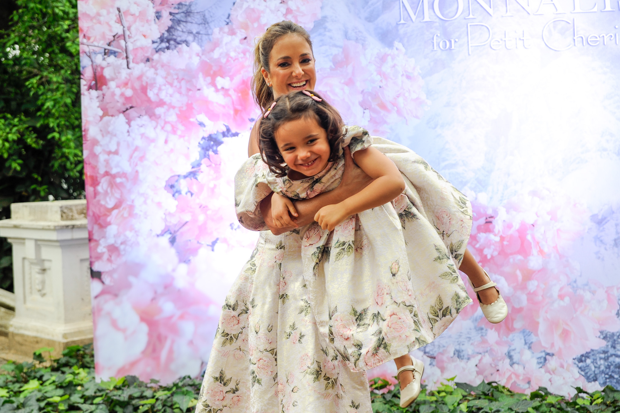 Ticiane Pinheiro curte evento fashion com a filha caçula, Manuella