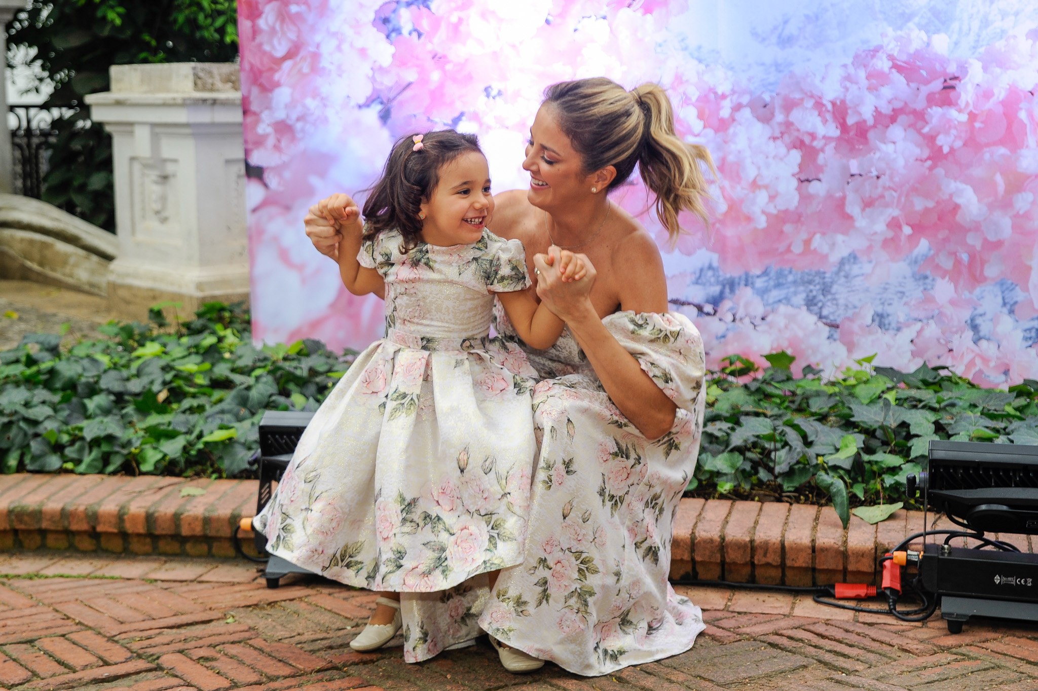 Ticiane Pinheiro curte evento fashion com a filha caçula, Manuella