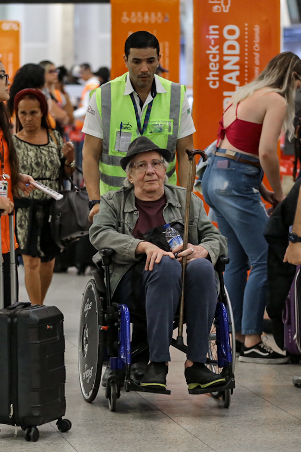 Marco Nanini surge de cadeira de rodas em aeroporto do Rio