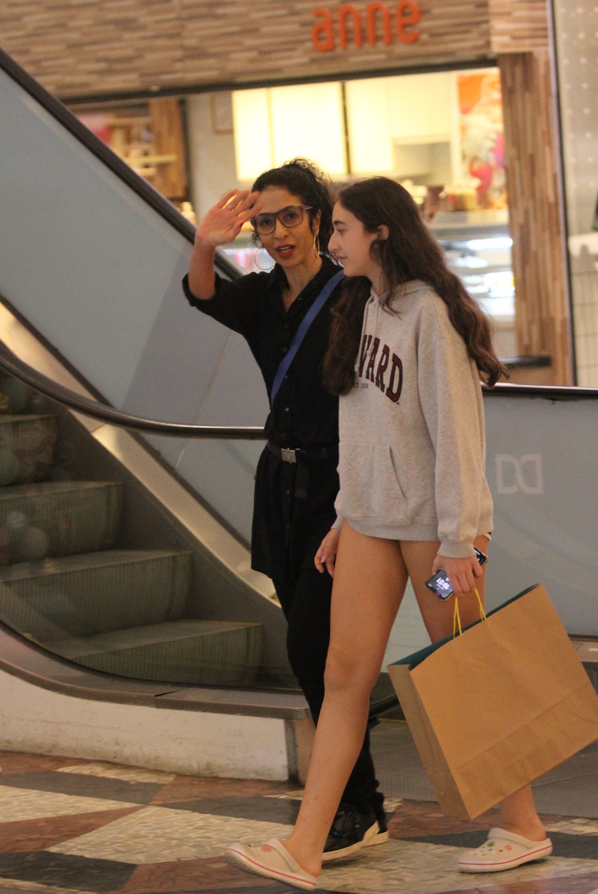 Marisa Monte e a filha, Helena, foram às compras em shopping do Rio