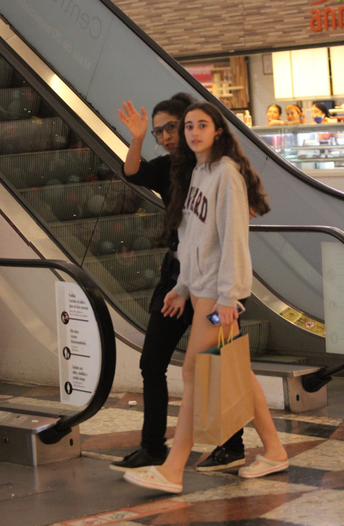 Marisa Monte e a filha, Helena, foram às compras em shopping do Rio,