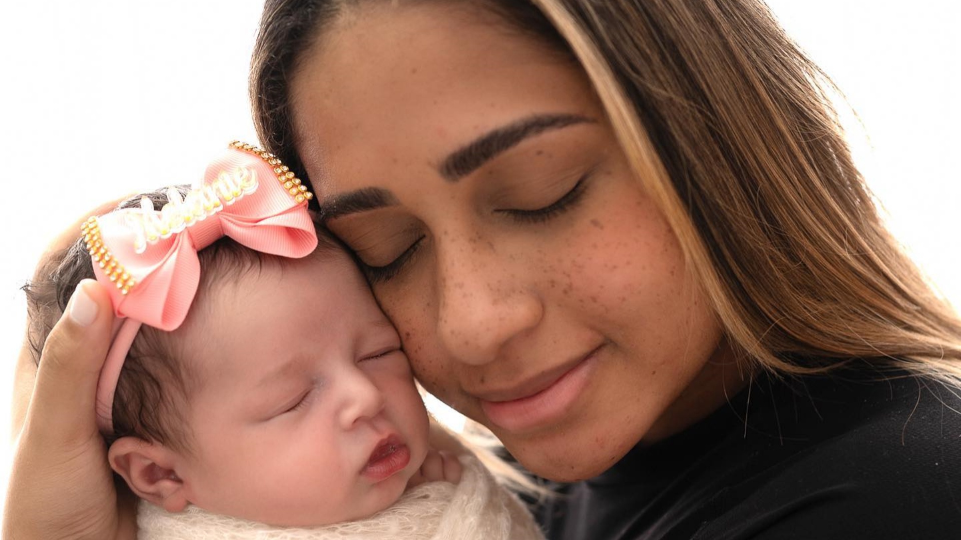 MC Loma se comemora ao primeiro mês da filha declara: "Minha joia rara"