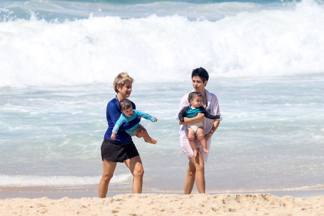 Nanda Costa e Lah Lahn curtindo a praia com as filhas