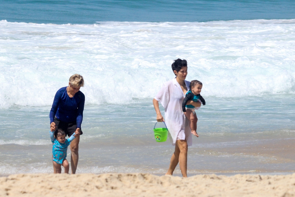 Nanda Costa e Lan Lanh com as gêmeas na praia