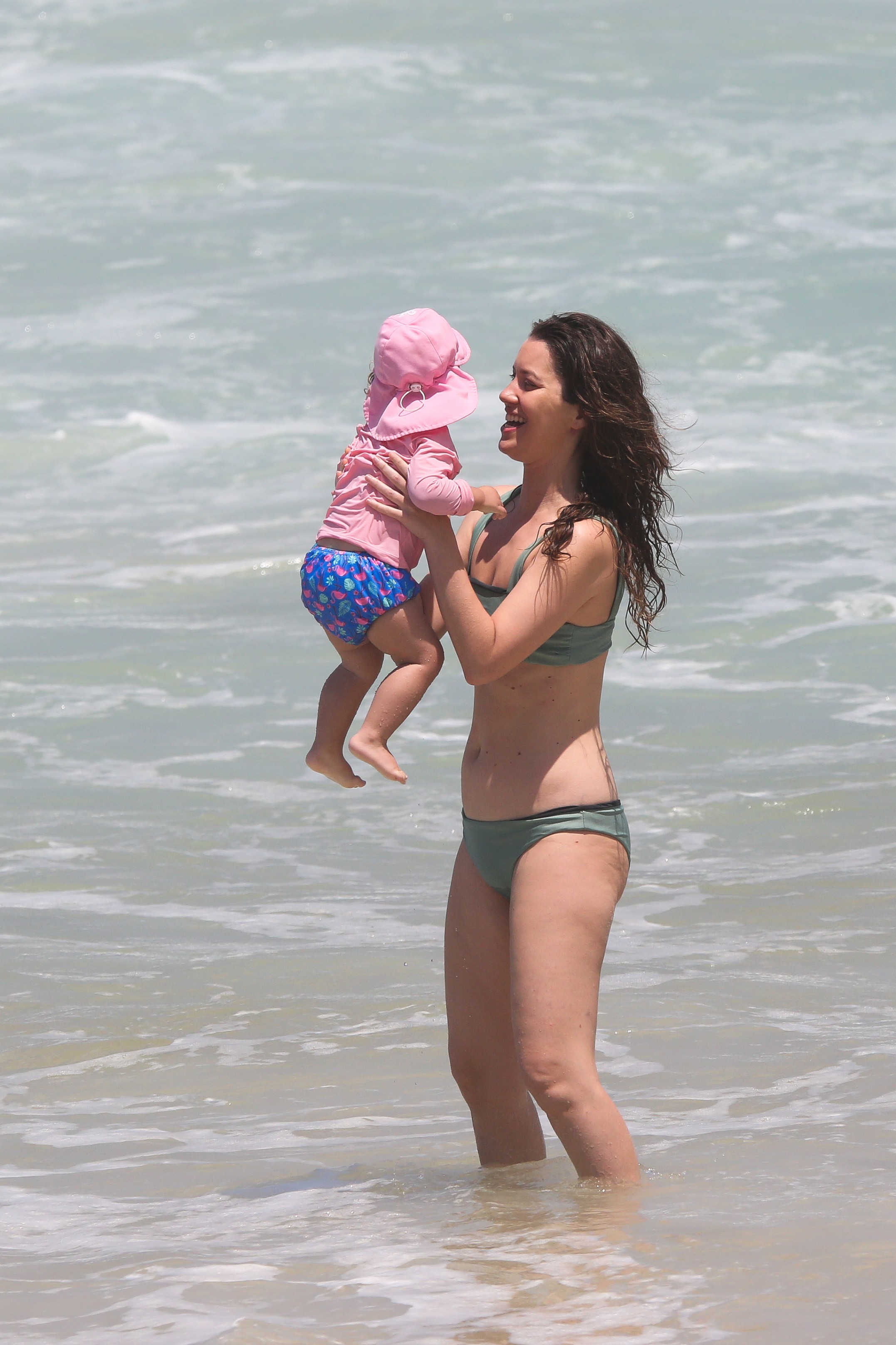 Nathalia Dill curte dia na praia com a família