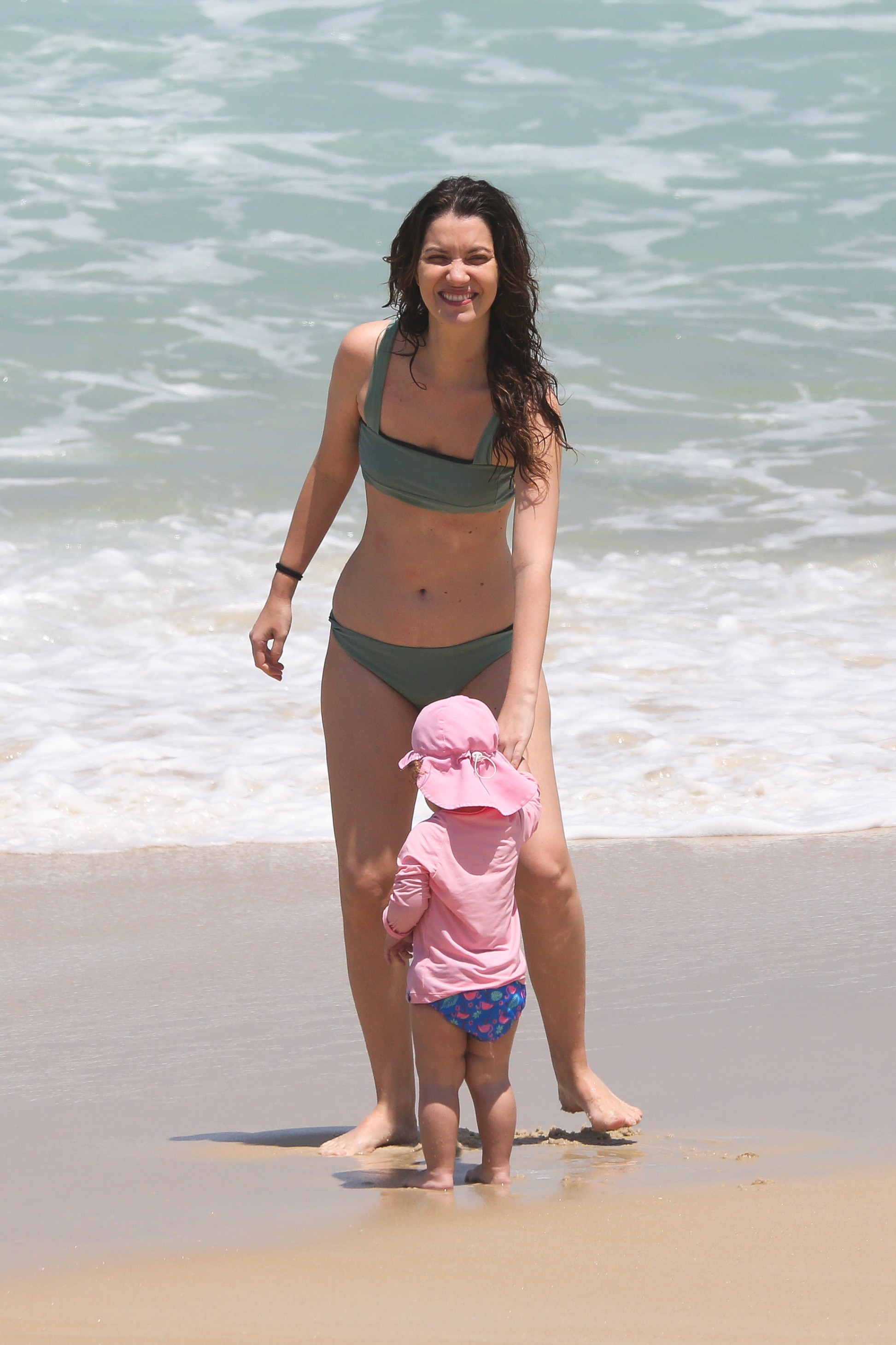 Nathalia Dill curte dia na praia com a família