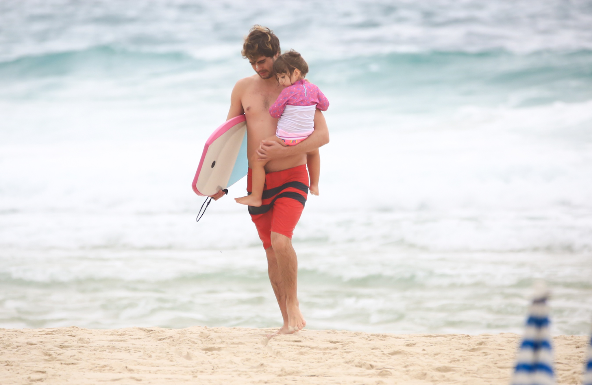 Rafael Vitti curte dia na praia com a filha, Clara Maria