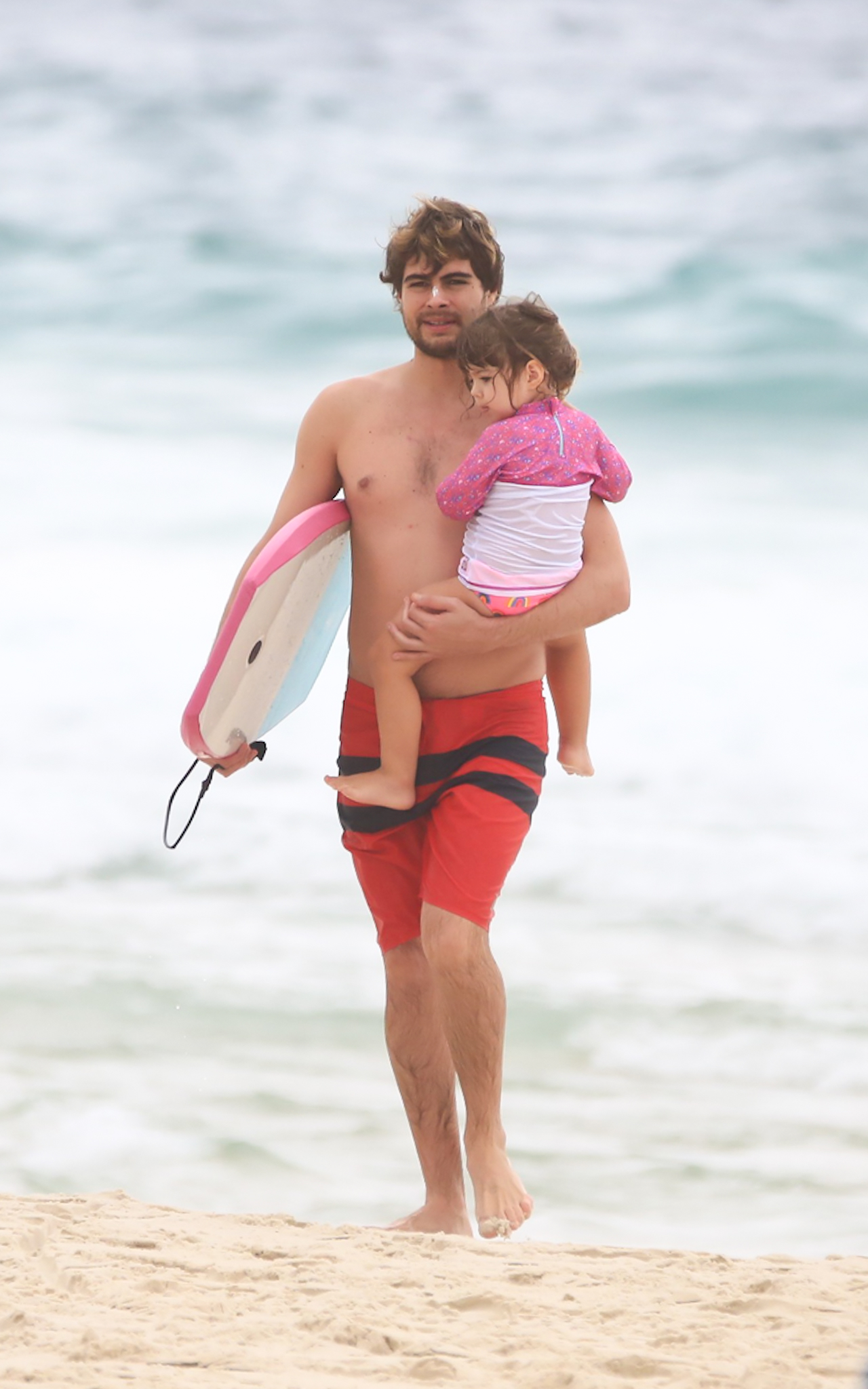 Rafael Vitti curte dia na praia com a filha, Clara Maria
