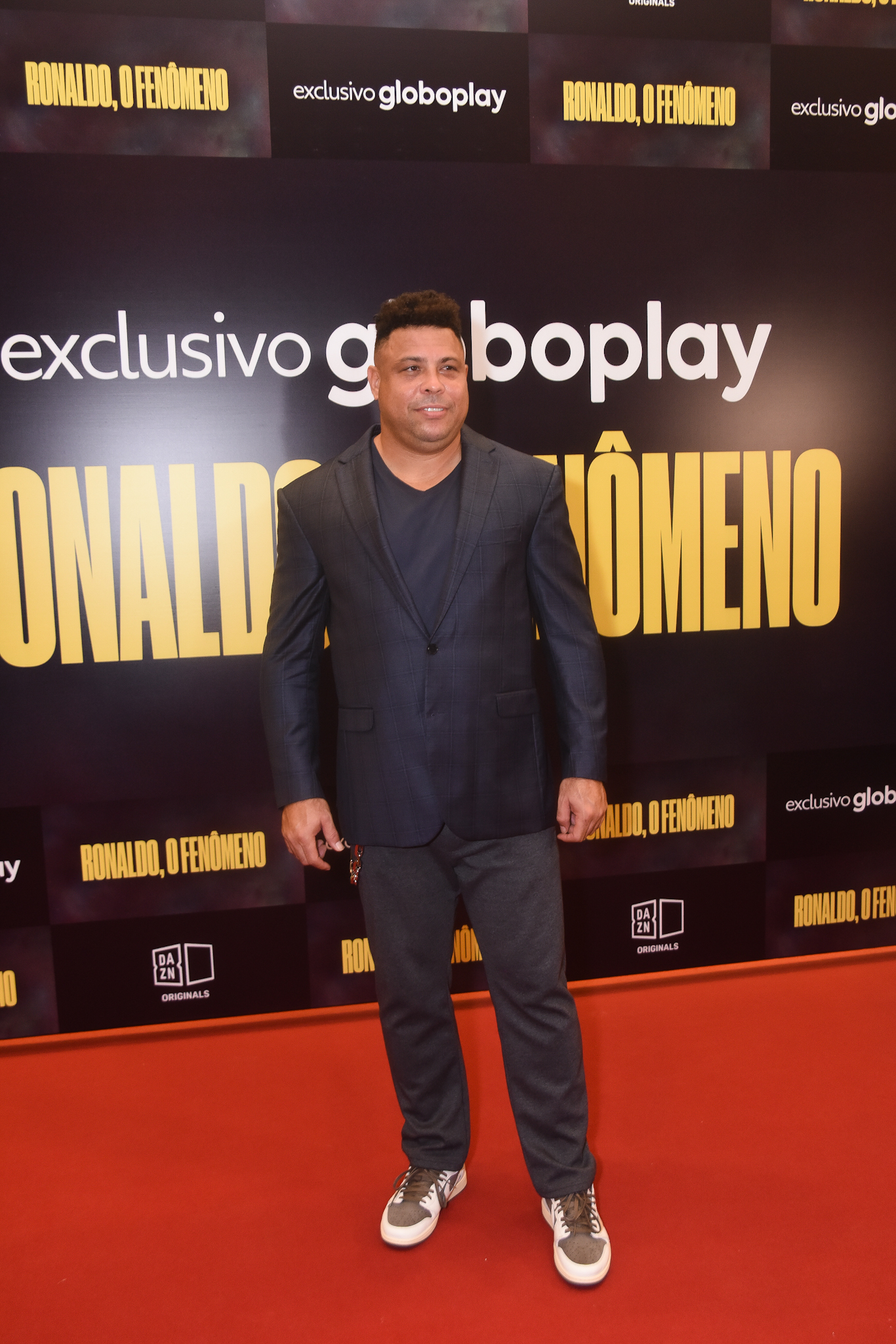 Ronaldo Fenômeno recebe a família em lançamento de documentário