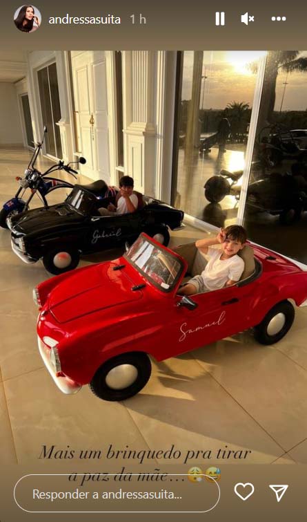 Andressa Suita mostra os novos carros infantis dos filhos