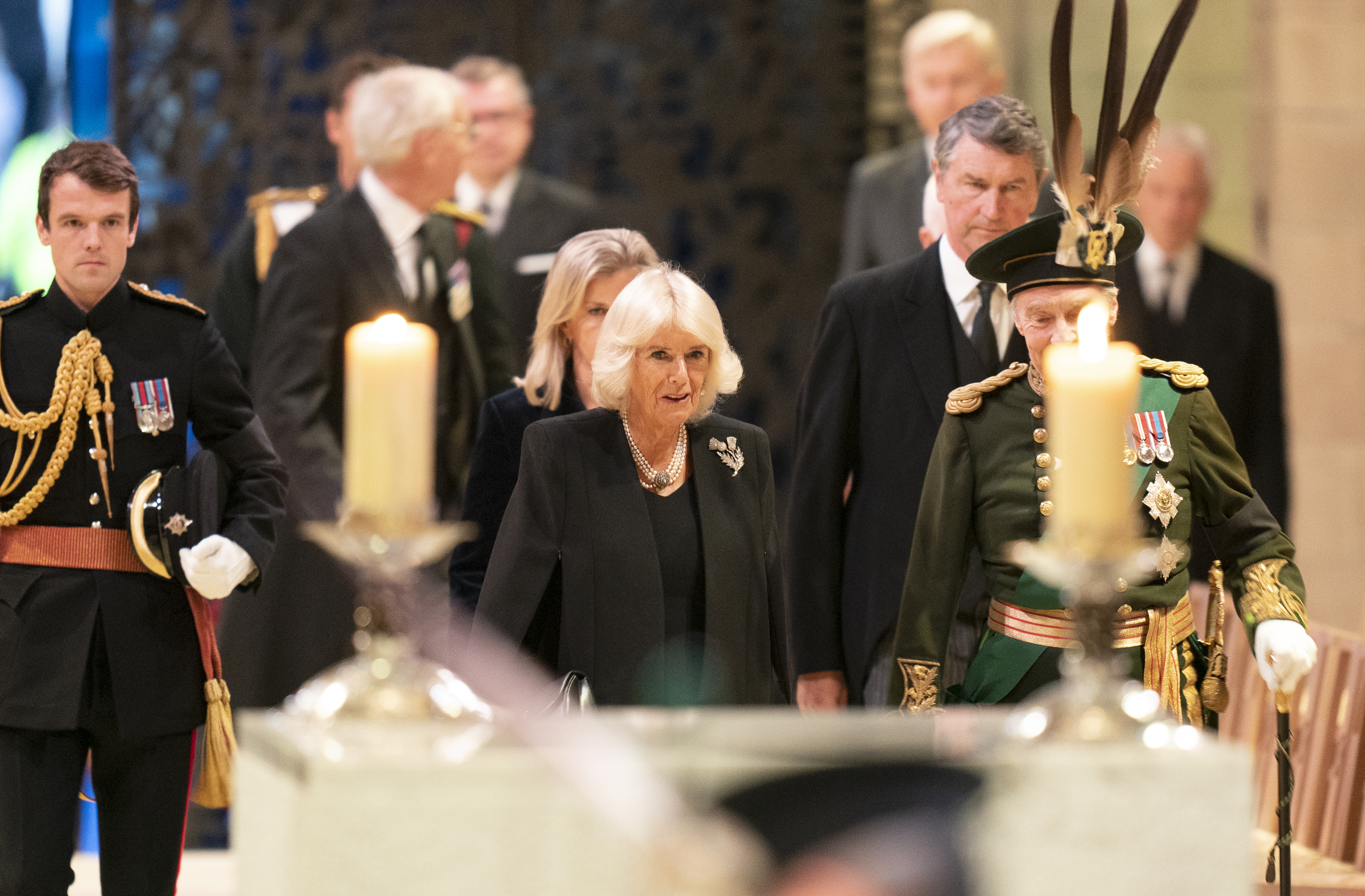 Camilla Parker Bowles, a nova rainha consorte, presta homenagem discreta a Rainha Elizabeth II durante velório 3