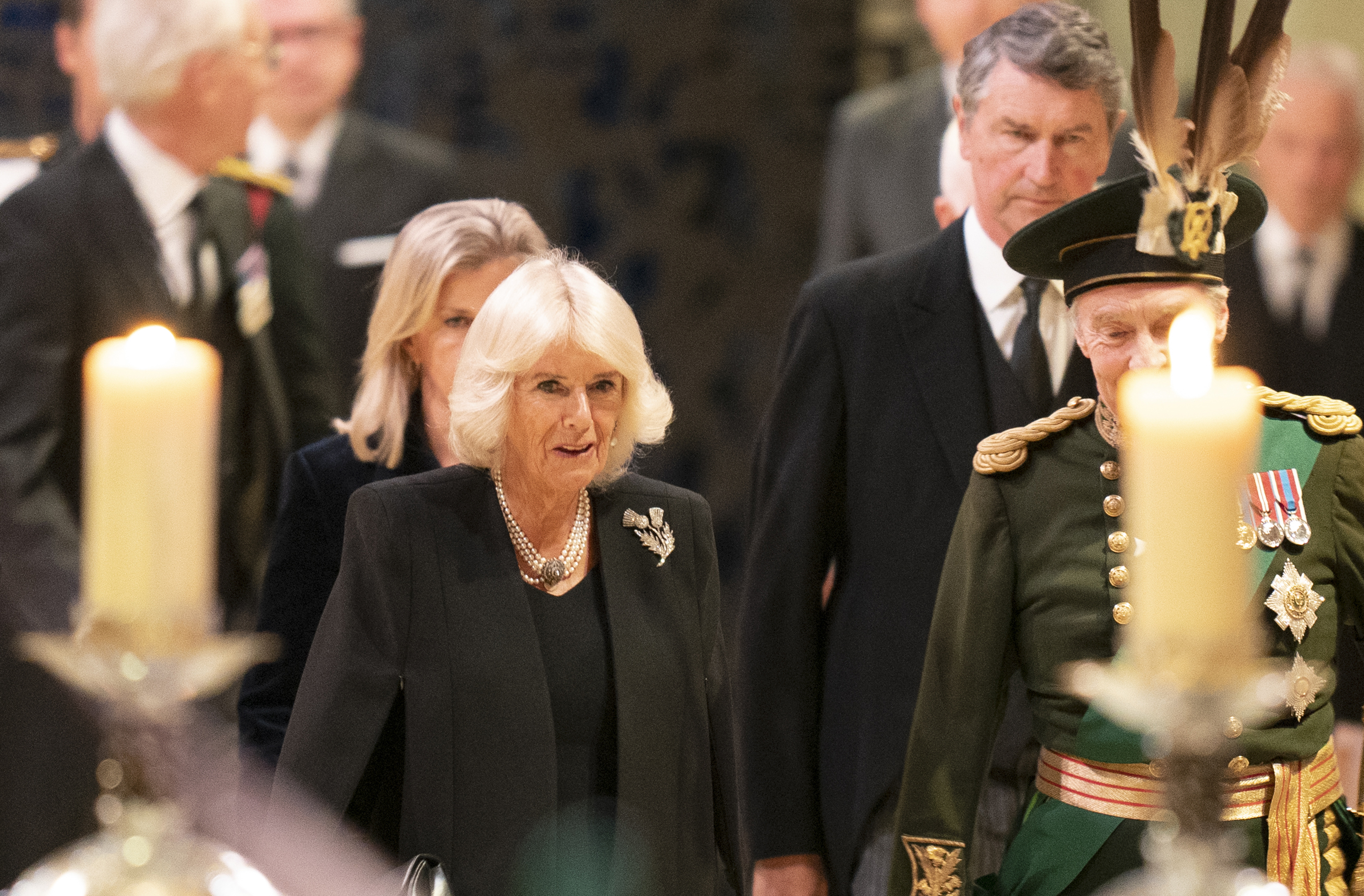 Camilla Parker Bowles, a nova rainha consorte, presta homenagem discreta a Rainha Elizabeth II durante velório 2