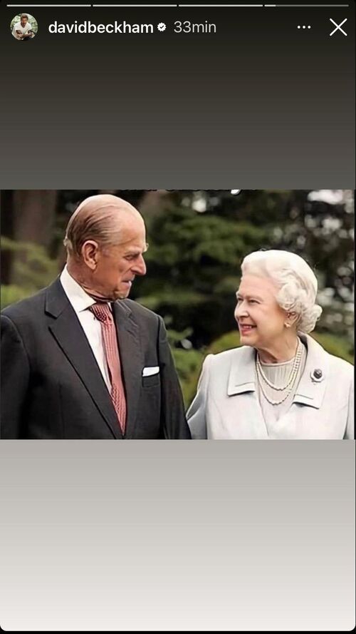 Em seus stories, o pai de Cruz Beckham seguiu publicando diversas fotos do casal real para homenagear a Rainha e seu marido. 