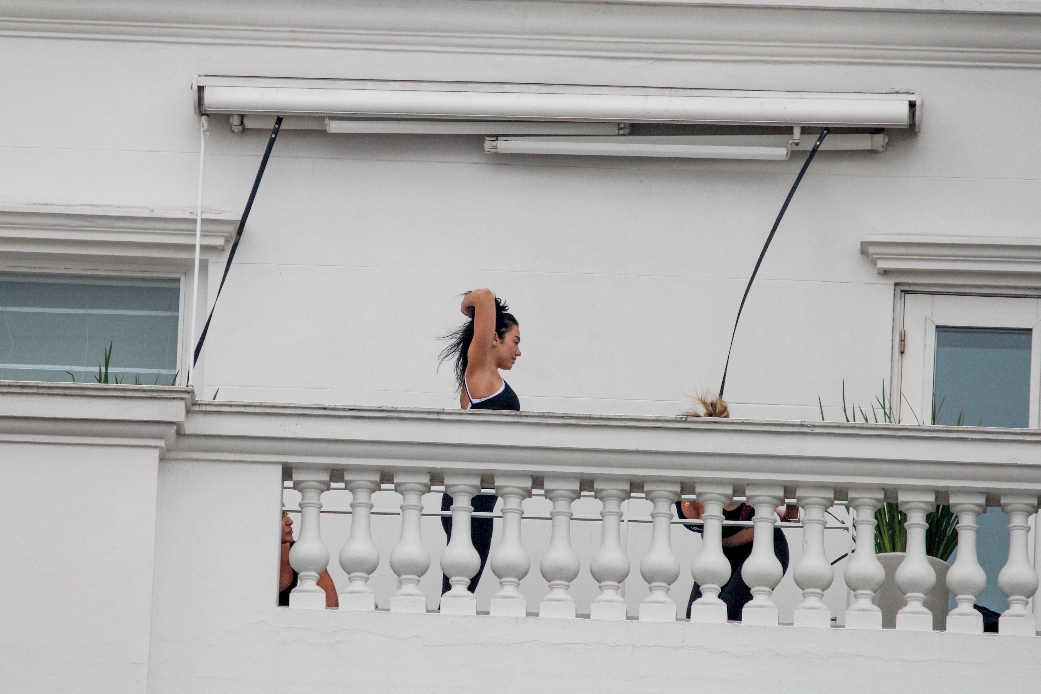 Dua Lipa é clicada fazendo exercícios físicos em hotel luxuoso no Rio de Janeiro