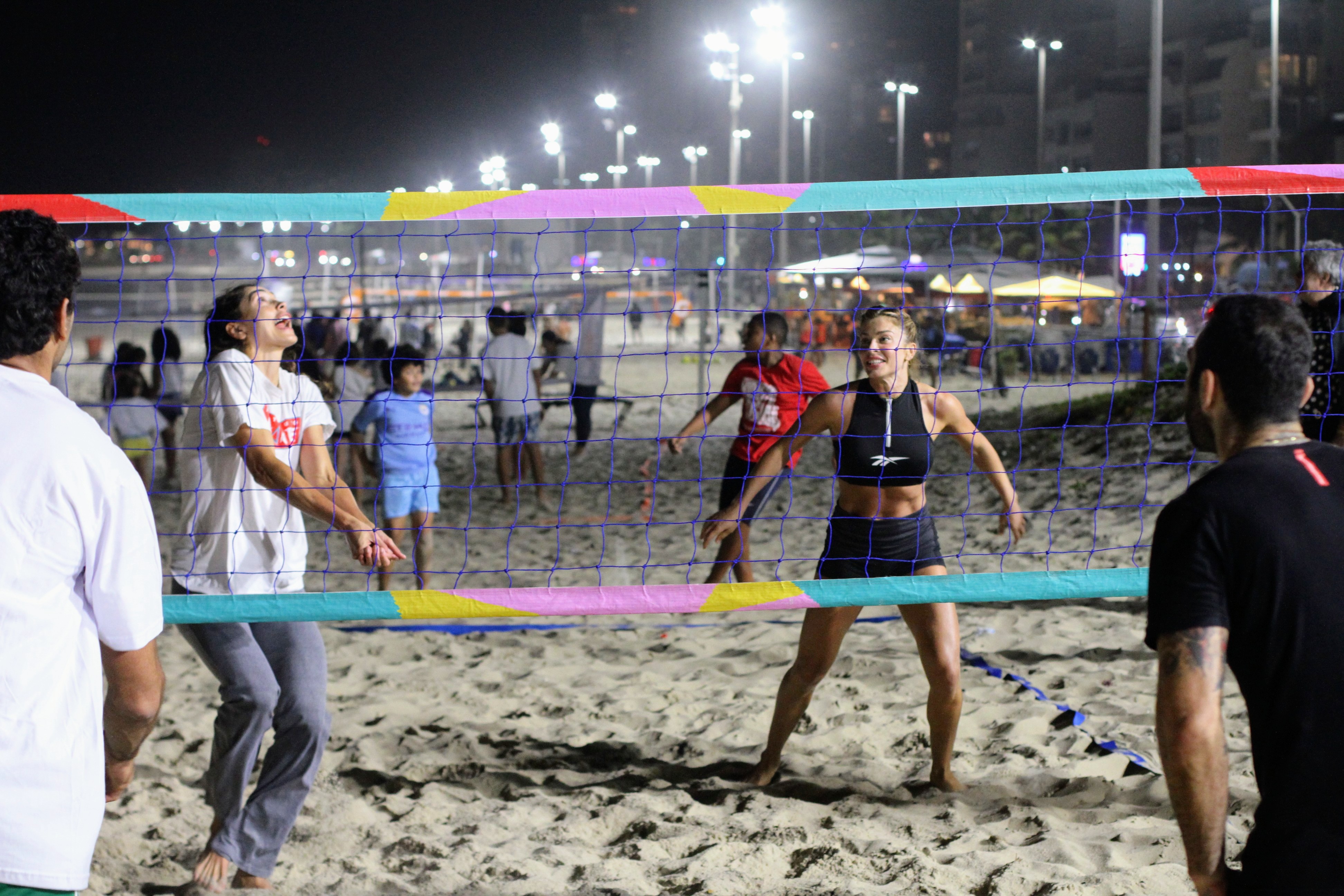 Grazi Massafera é clicada na praia em evento para apoiar causas e rouba a cena ao mostrar boa forma durante partida de vôlei
