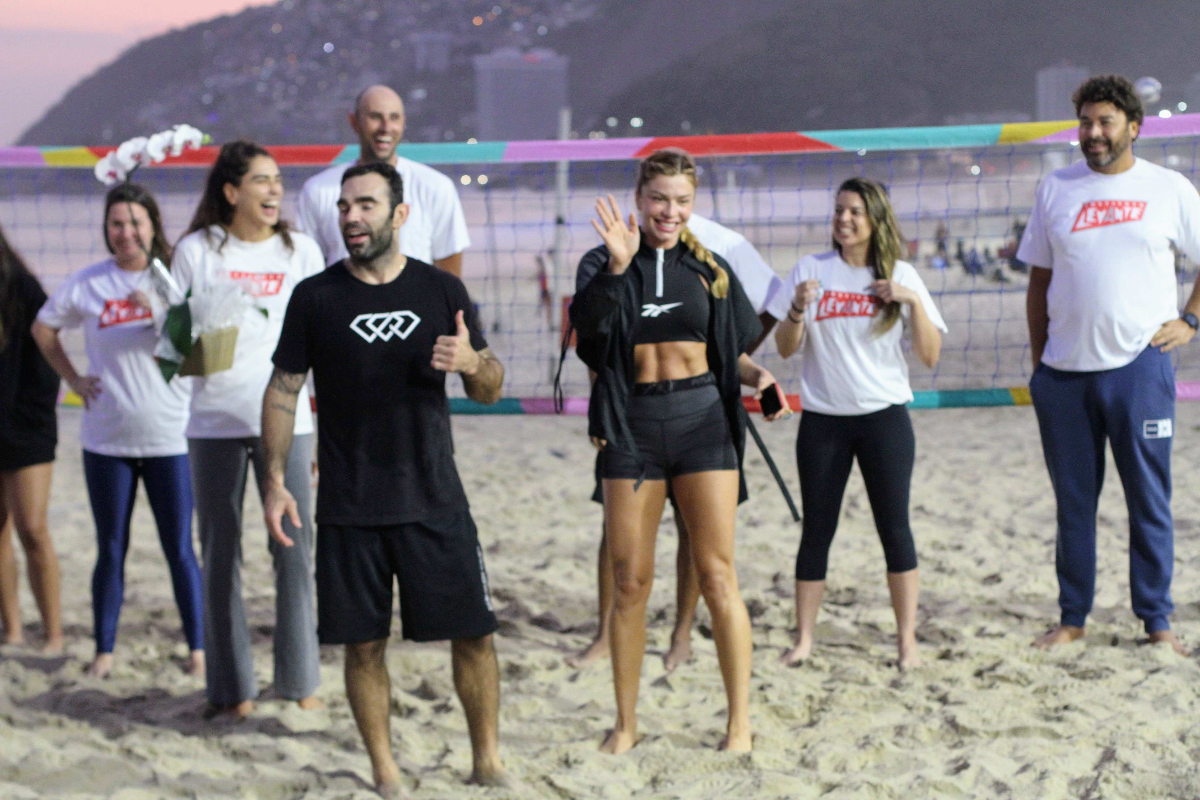 Grazi Massafera é clicada na praia em evento para apoiar causas e rouba a cena ao mostrar boa forma durante partida de vôlei