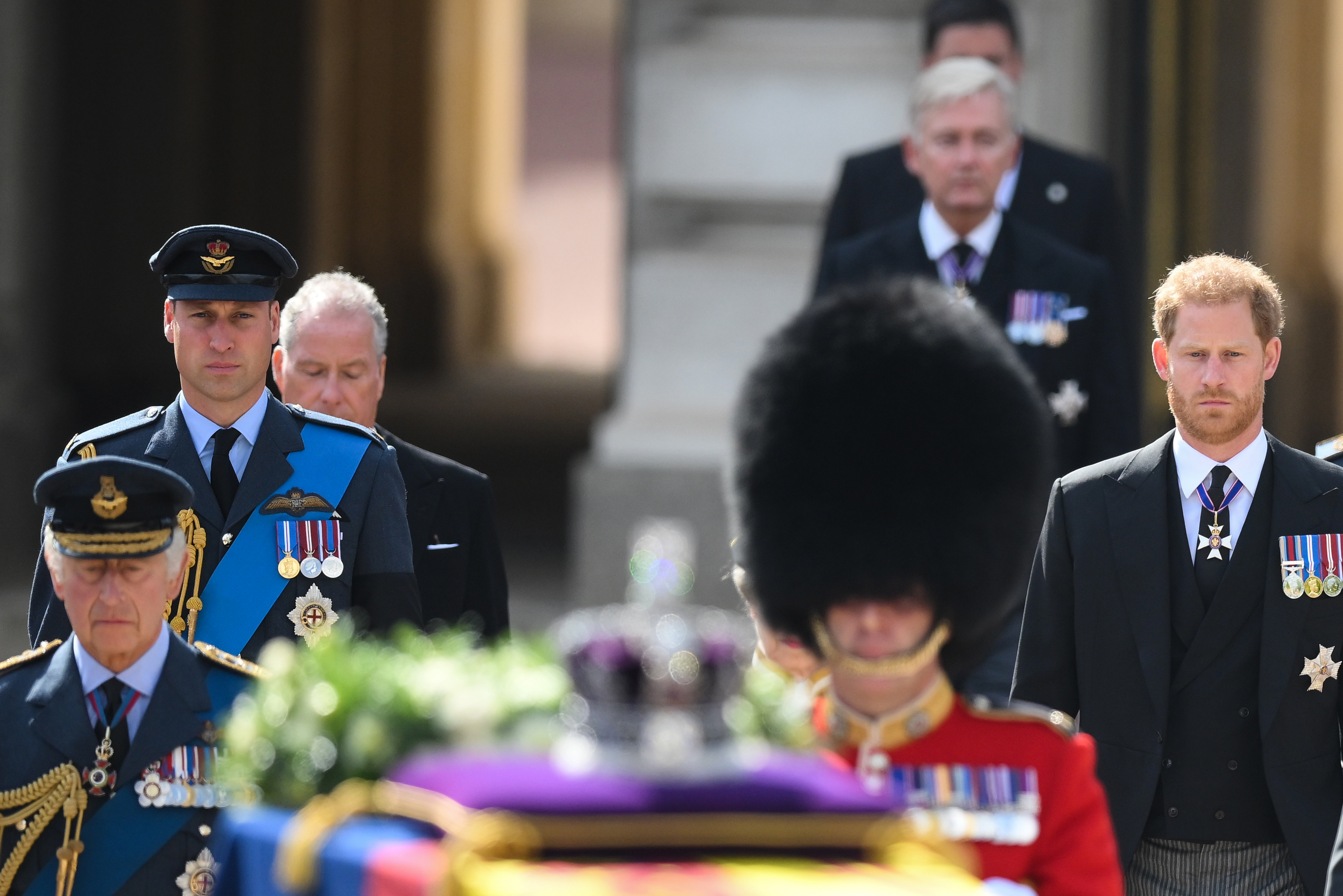 Príncipes William e Harry mantiveram tradição respeitosa no funeral da Rainha Elizabeth II, assim como no da Princesa Diana, há 25 anos