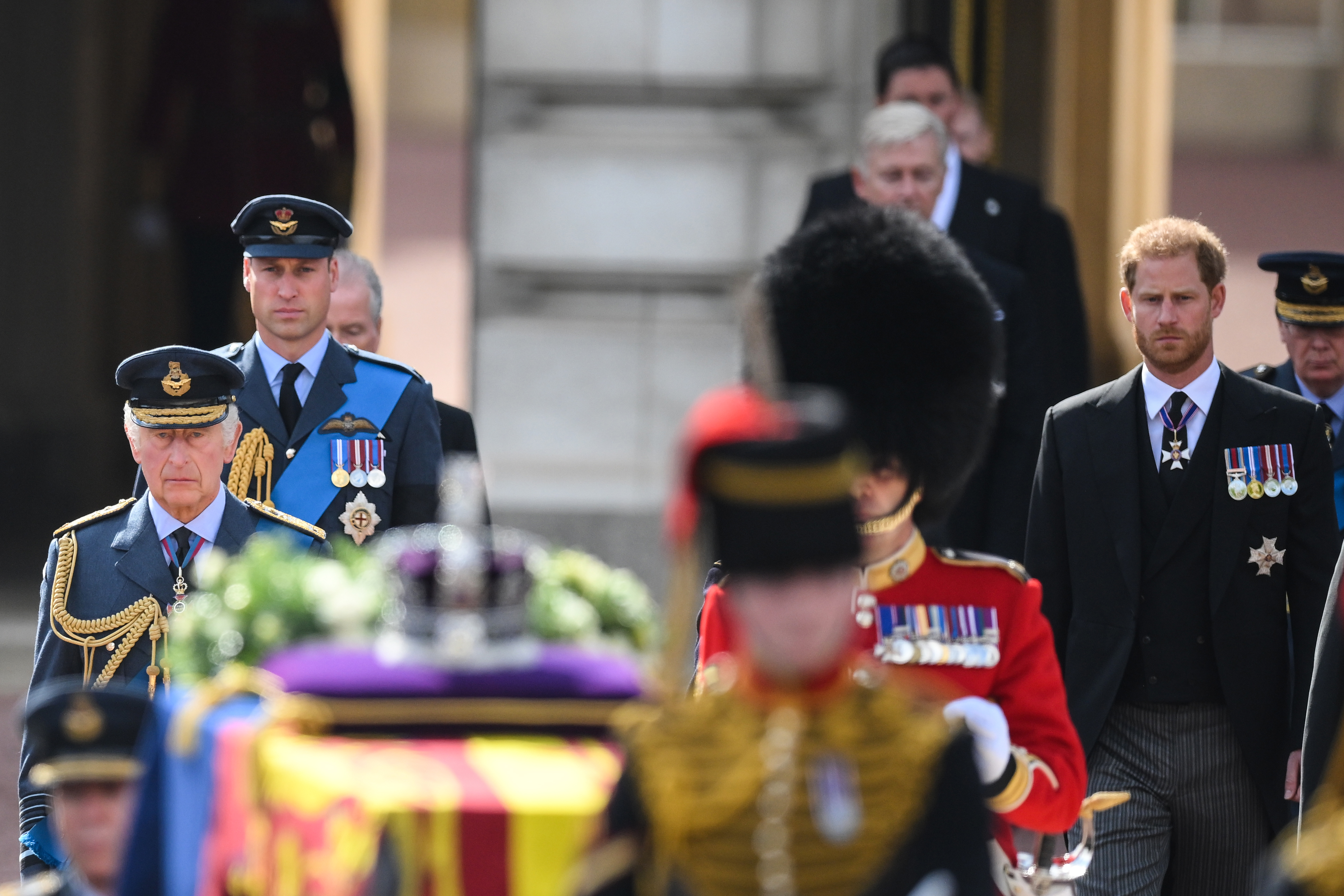 Príncipes William e Harry mantiveram tradição respeitosa no funeral da Rainha Elizabeth II, assim como no da Princesa Diana, há 25 anos