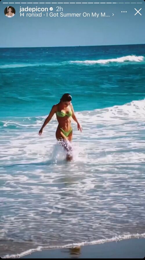  Jade Picon (20) deixou seus seguidores babando ao publicar em seu Instagram algumas imagens exibindo a boa forma em biquíni na praia. 