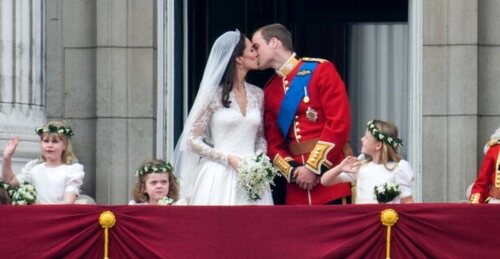Príncipe William e Kate MIddleton quebraram protocolo ao se beijarem em público