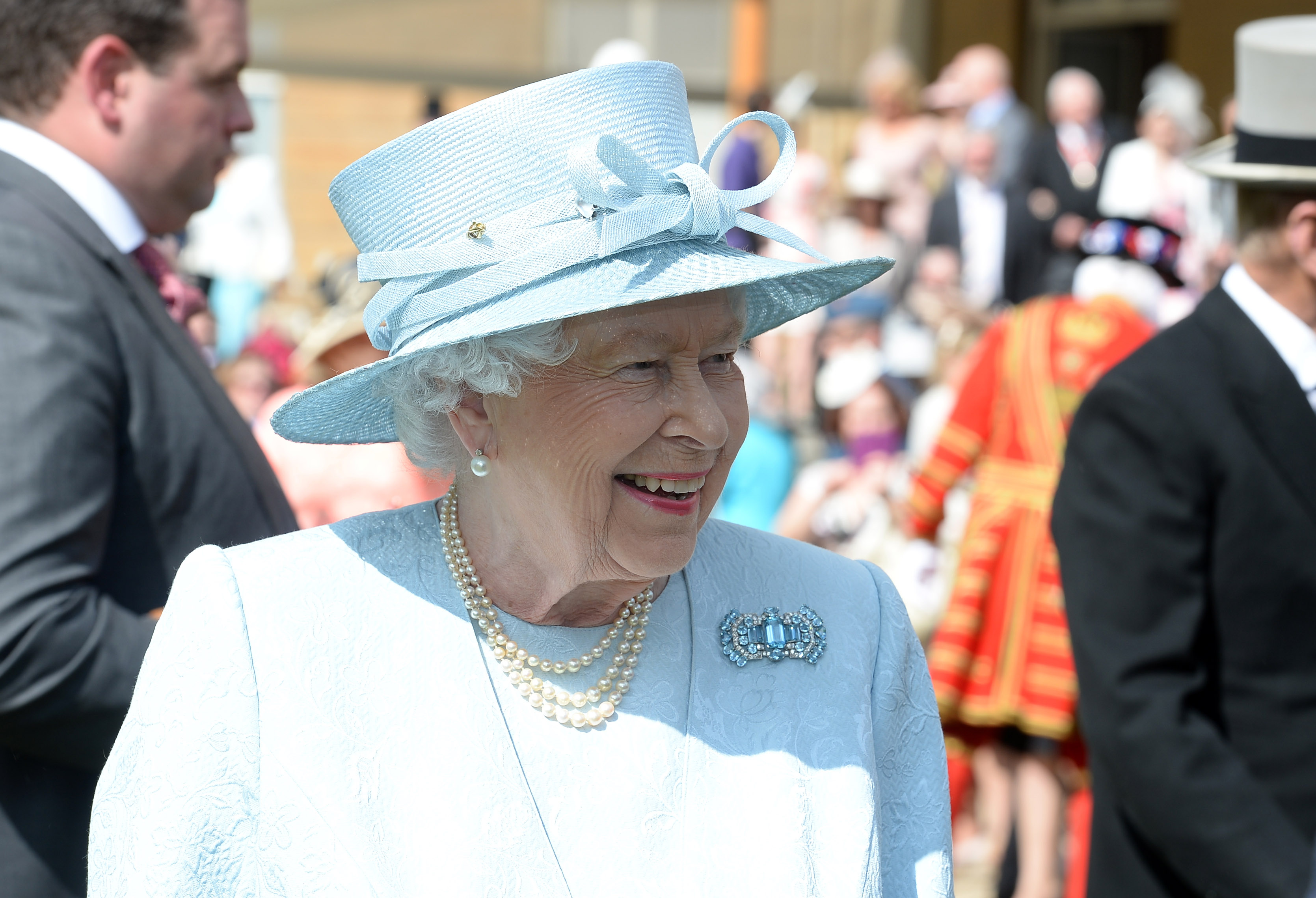 Kate Middleton usa colar especial que pertenceu à Rainha Elizabeth II em evento no Palácio de Buckingham