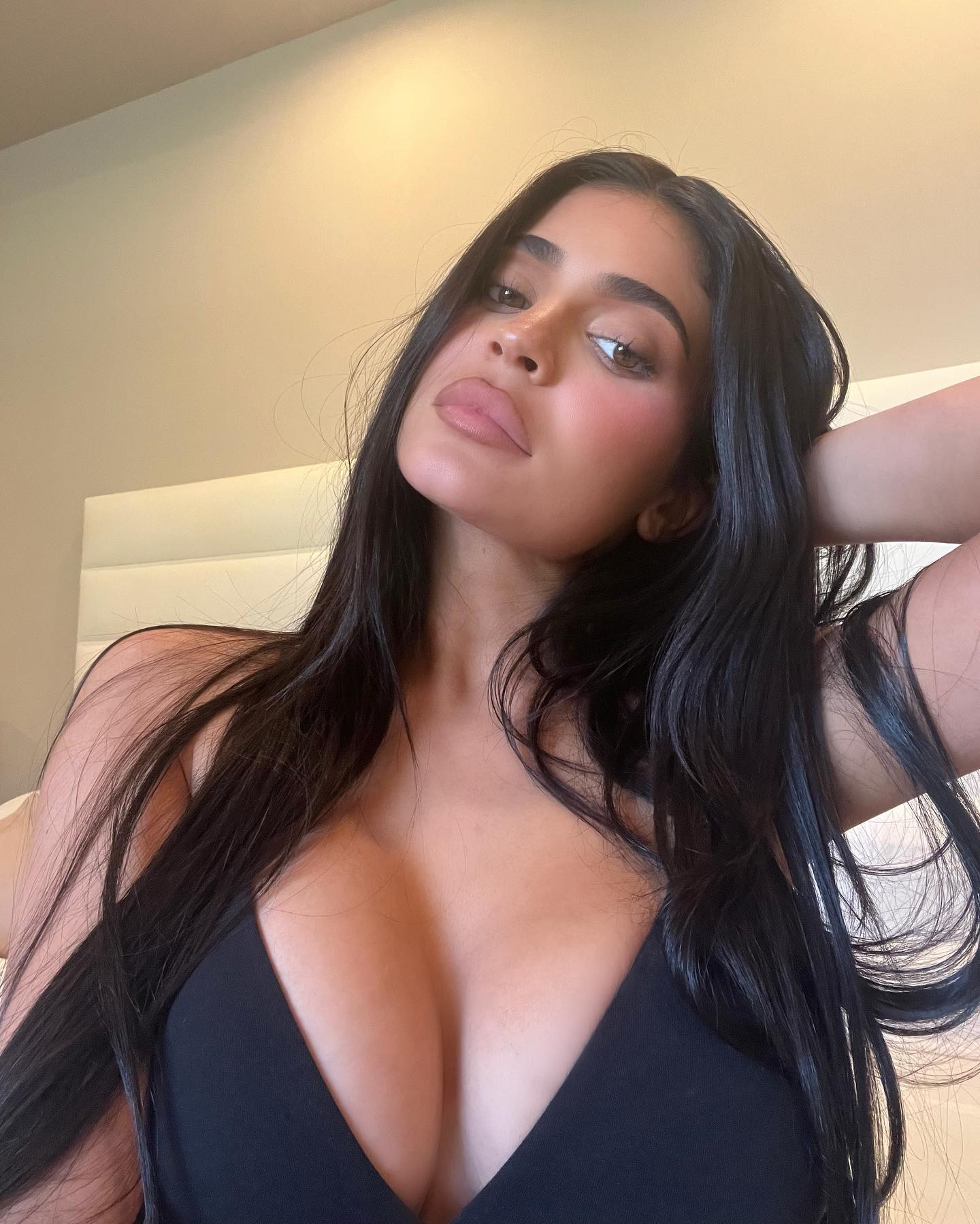 Kylie Jenner dá show de sensualidade ao fazer ensaio só de sutiã na cama