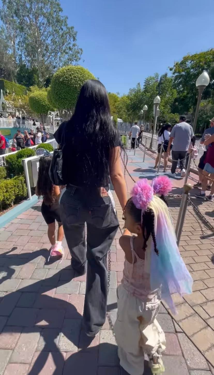 Kylie Jenner leva a filha mais velha e as sobrinhas para passeio inesquecível na Disneyland da Califórnia